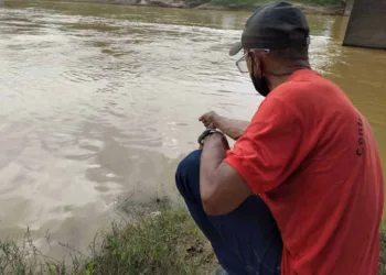 Com cheia do Rio Acre, moradores se arriscam em pescaria no centro de Rio Branco