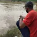 Com cheia do Rio Acre, moradores se arriscam em pescaria no centro de Rio Branco