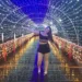 A acadêmica de arquitetura Luciene Garcia recebendo 2022 na praia de São Sebastião em São Paulo