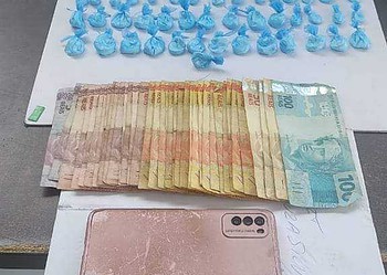 Jovem de 19 anos é presa ao embalar entorpecentes para venda, na capital acreana