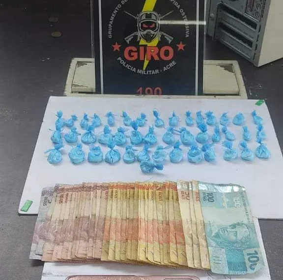 Jovem de 19 anos é presa ao embalar entorpecentes para venda, na capital acreana