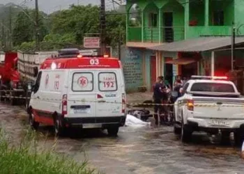 Caminhonete da prefeitura de Mâncio Lima invade a contramão e mata motociclista em Cruzeiro do Sul