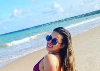 Gorete Jardim feliz da vida curtindo as merecidas férias em Pernambuco