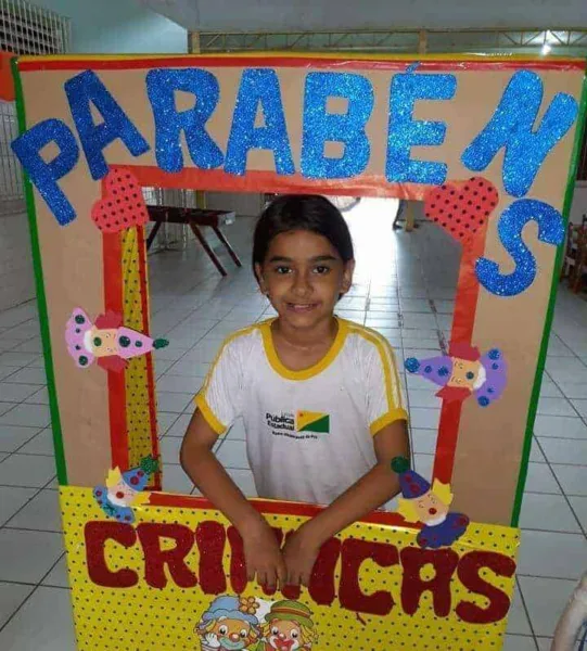 Família pede ajuda para tratamento de menina que está na UTI há quase um mês, após infecção bacteriana