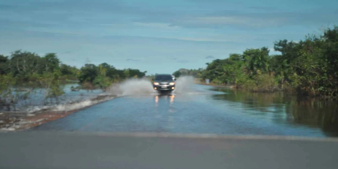 Após oito dias, obras de alteamento da BR-364 são concluídas e rodovia é liberada