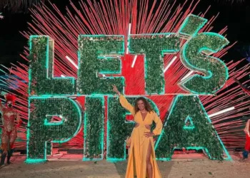 Toda linda, a pediatra Fátima Rosa celebrando a vida na praia de pipa no  Rio Grande no Norte