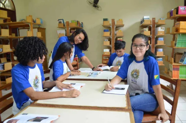 Cerca de 130 mil estudantes da rede pública estadual voltam às aulas nesta segunda-feira no Acre