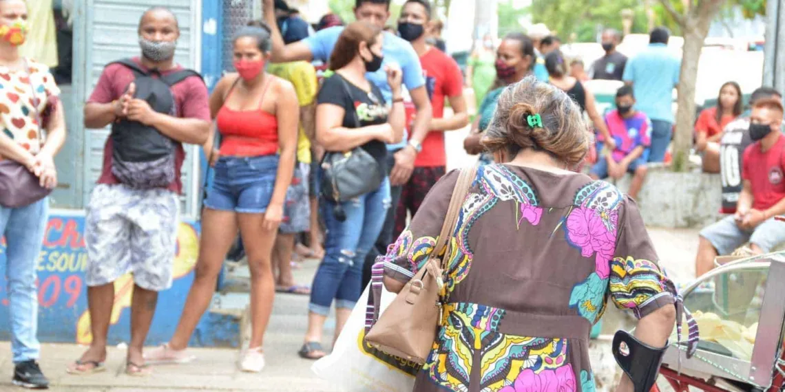 Longas filas se formam em Rio Branco para o pagamento do Auxílio Brasil