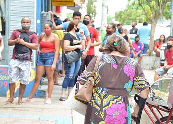Longas filas se formam em Rio Branco para o pagamento do Auxílio Brasil