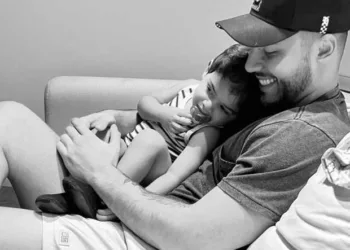Murilo Huff posa com o filho, Léo, e baba: 'Esse abraço não tem preço'