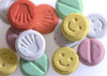 Dupla é condenada por enviar mais de 1000 pílulas de ecstasy pelos Correios, em Rio Branco