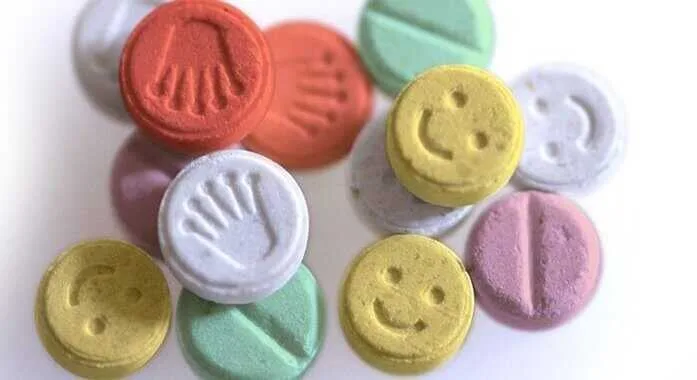 Dupla é condenada por enviar mais de 1000 pílulas de ecstasy pelos Correios, em Rio Branco