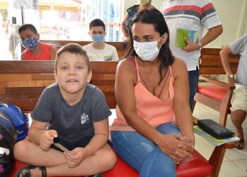 Menino autista de 8 anos é primeira criança a ser vacinada contra a covid-19 na capital acreana