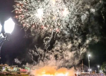 Mais de 10 mil pessoas compareceram à queima de fogos para celebrar a chegada de 2022, na capital acreana (Foto: Sérgio Vale/Cedida)
