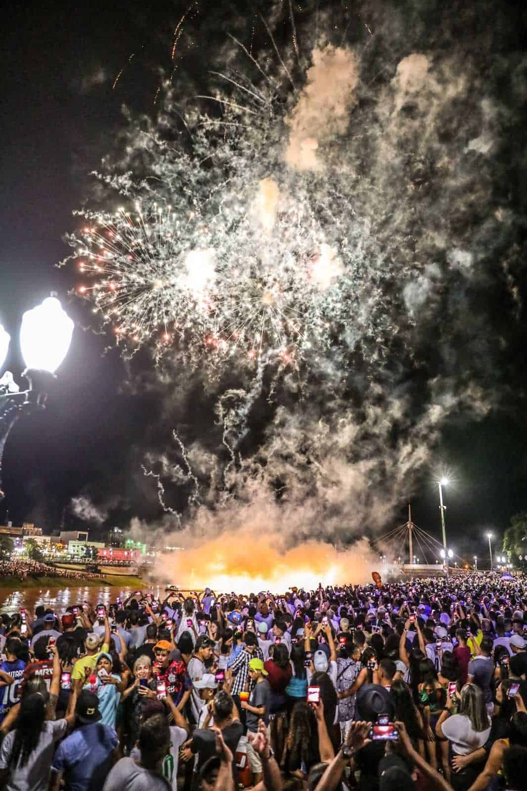 Mais de 10 mil pessoas compareceram à queima de fogos para celebrar a chegada de 2022, na capital acreana (Foto: Sérgio Vale/Cedida)