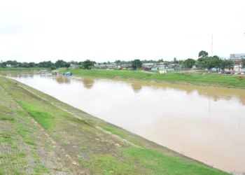 Rio Acre sai da cota de transbordamento; quase 130 pessoas ainda estão fora de casa