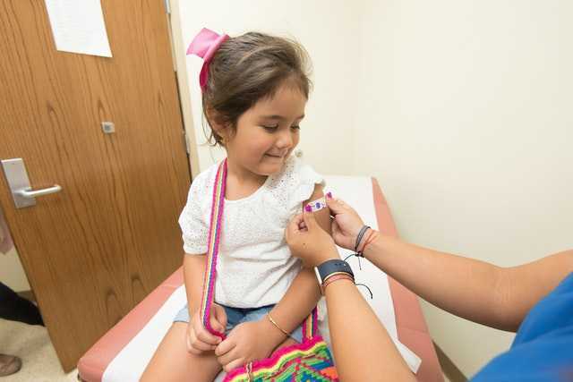 Os profisisonais da saúde estão sendo treinados para iniciar a imunização das crianças (Foto: CDC/Pexels)