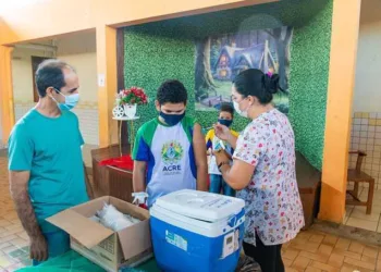 Cruzeiro do Sul inicia vacinação nas escolas para crianças com menos de doze anos