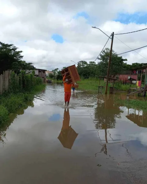 Cheia do Rio Acre atinge quatro bairros da capital e primeira família fica desalojada