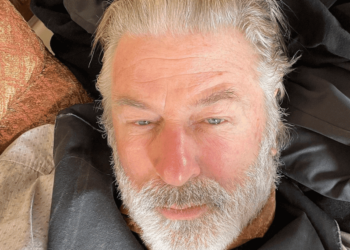 Família de mulher morta no set do filme “Rust” processa Alec Baldwin