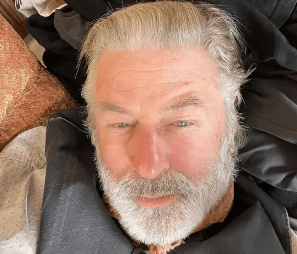 Família de mulher morta no set do filme “Rust” processa Alec Baldwin