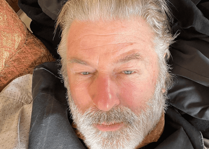 Família de mulher morta no set do filme “Rust” processa Alec Baldwin