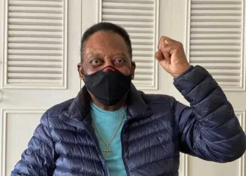 Com câncer generalizado, Pelé desmente que sua situação de saúde tenha piorado