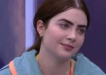 Jade é traída por microfone e tem flatulência exposta ao vivo