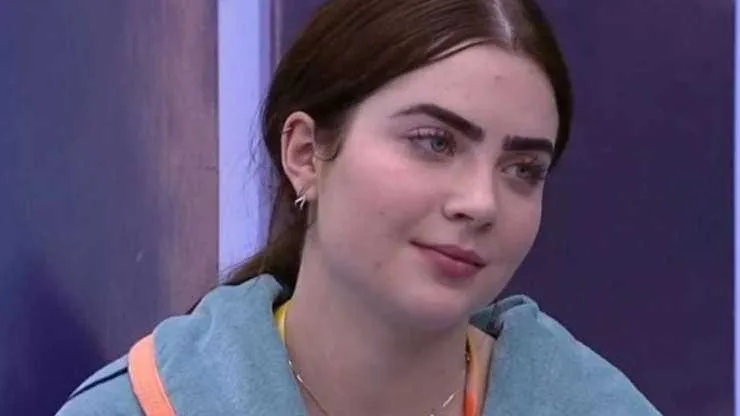 Jade é traída por microfone e tem flatulência exposta ao vivo