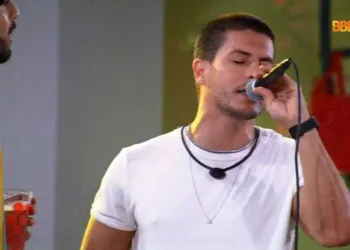 Arthur Aguiar cai de palco durante festa no 'BBB22'