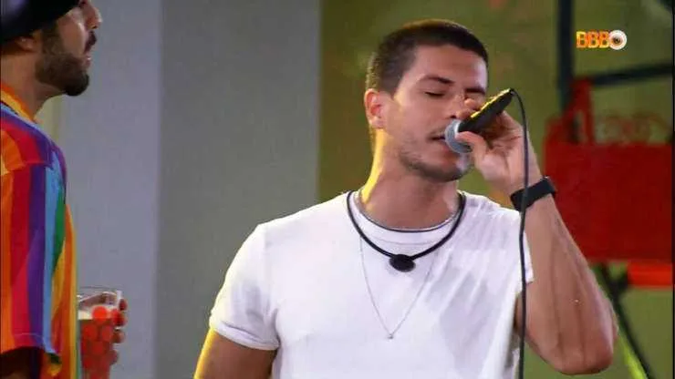 Arthur Aguiar cai de palco durante festa no 'BBB22'