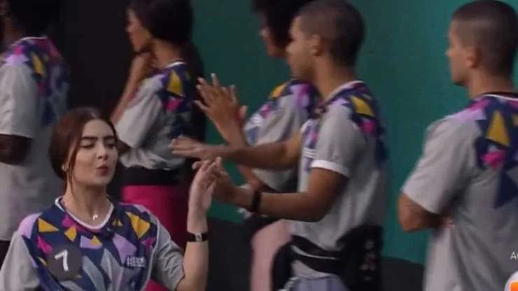 Jade é ignorada por Arthur durante prova e debocha do ator