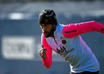 Neymar volta a treinar com elenco após recuperação de lesão no tornozelo
