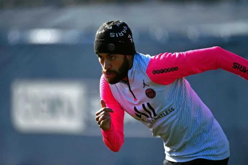 Neymar volta a treinar com elenco após recuperação de lesão no tornozelo