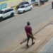 Vídeo registra momento em que idoso mata jovem com paulada na cabeça em parada de ônibus