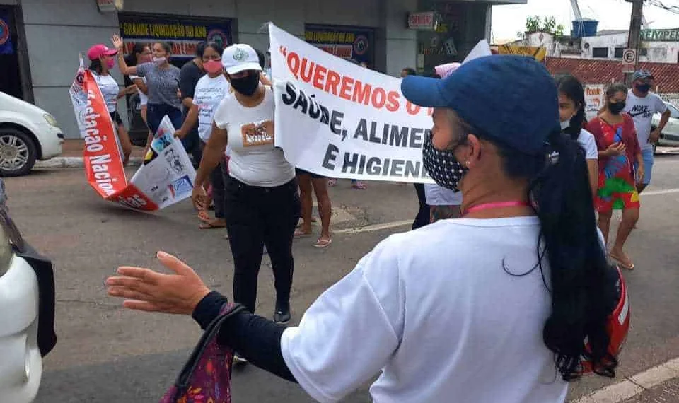 Familiares de detentos fazem protestos simultâneos em cidades do Acre pelo retorno de visitas