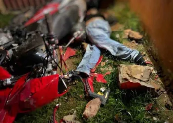 Detento em condicional foge da polícia e morre ao bater com motocicleta em calçada