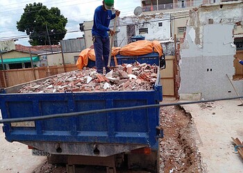 Agentes técnicos atuam no recolhimento dos entulhos que serão reaproveitados em obras (Foto: Ascom/Deracre)