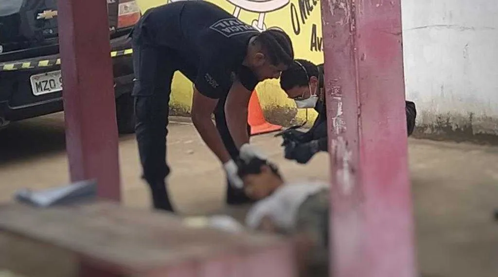Jovem é morto a pauladas em parada de ônibus na capital acreana