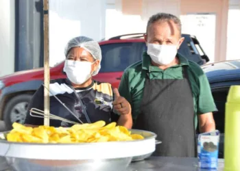 casal vendas banana frita (Foto: Dell Pinheiro)