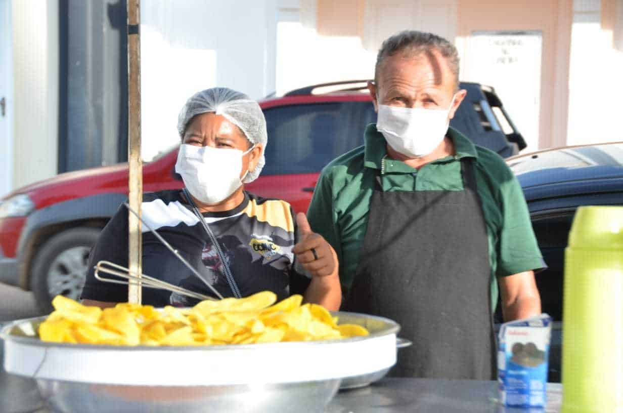 casal vendas banana frita (Foto: Dell Pinheiro)