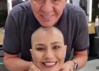A parlamentar Jéssica Sales foi surpreendida pelo pai, Vagner Sales, que em solidariedade a filha, diagnosticada com câncer de mama, raspou a cabeça
