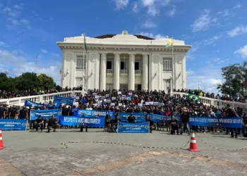 Em novo ato no Centro de Rio Branco, militares cobram adicional de titulação da categoria