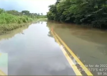 Com mais de meio quilômetro inundado, BR-364 segue bloqueada e DNIT realiza intervenção