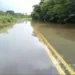 Com mais de meio quilômetro inundado, BR-364 segue bloqueada e DNIT realiza intervenção