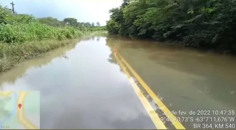 Com mais de meio quilômetro inundado, BR-364 segue bloqueada e DNIT realiza intervenção