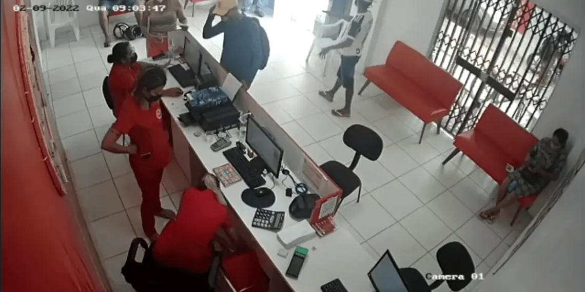 Criminosos invadem clínica médica na Baixada da Sobral e rendem funcionários e pacientes 1 Criminosos invadem clínica médica na Baixada da Sobral e rendem funcionários e pacientes