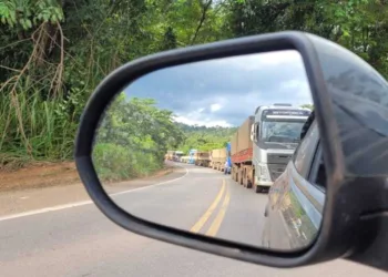 Rio Jamari invade pista e PRF interdita trecho da BR 364 entre Porto Velho e Ariquemes