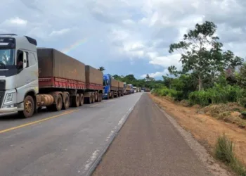 Após alteamento de trecho, BR-364 é liberada parcialmente e fila de veículos que chegava a 20 km é encerrada