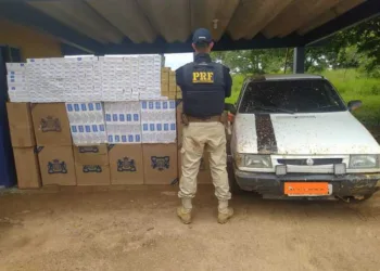 Após perseguir veículo por 30km, PRF apreende mais de 8 mil maços de cigarros contrabandeados
